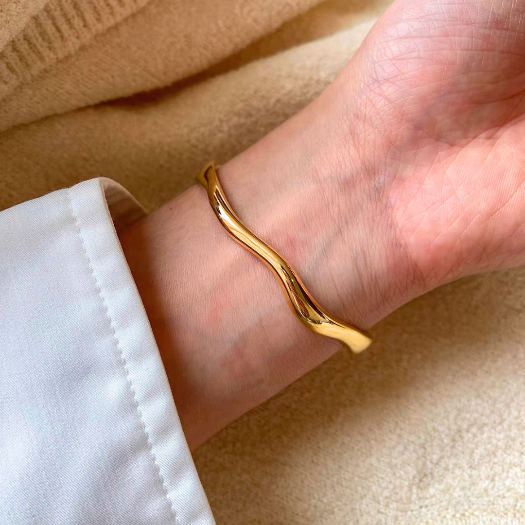 Classic Wavy Bangle