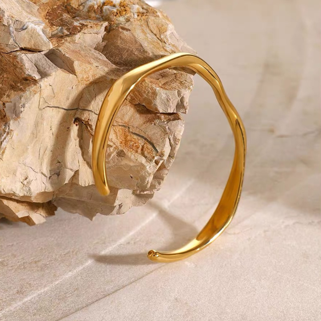 Classic Wavy Bangle