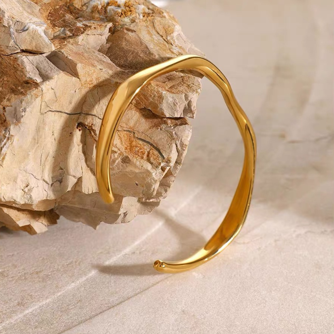 Classic Wavy Bangle